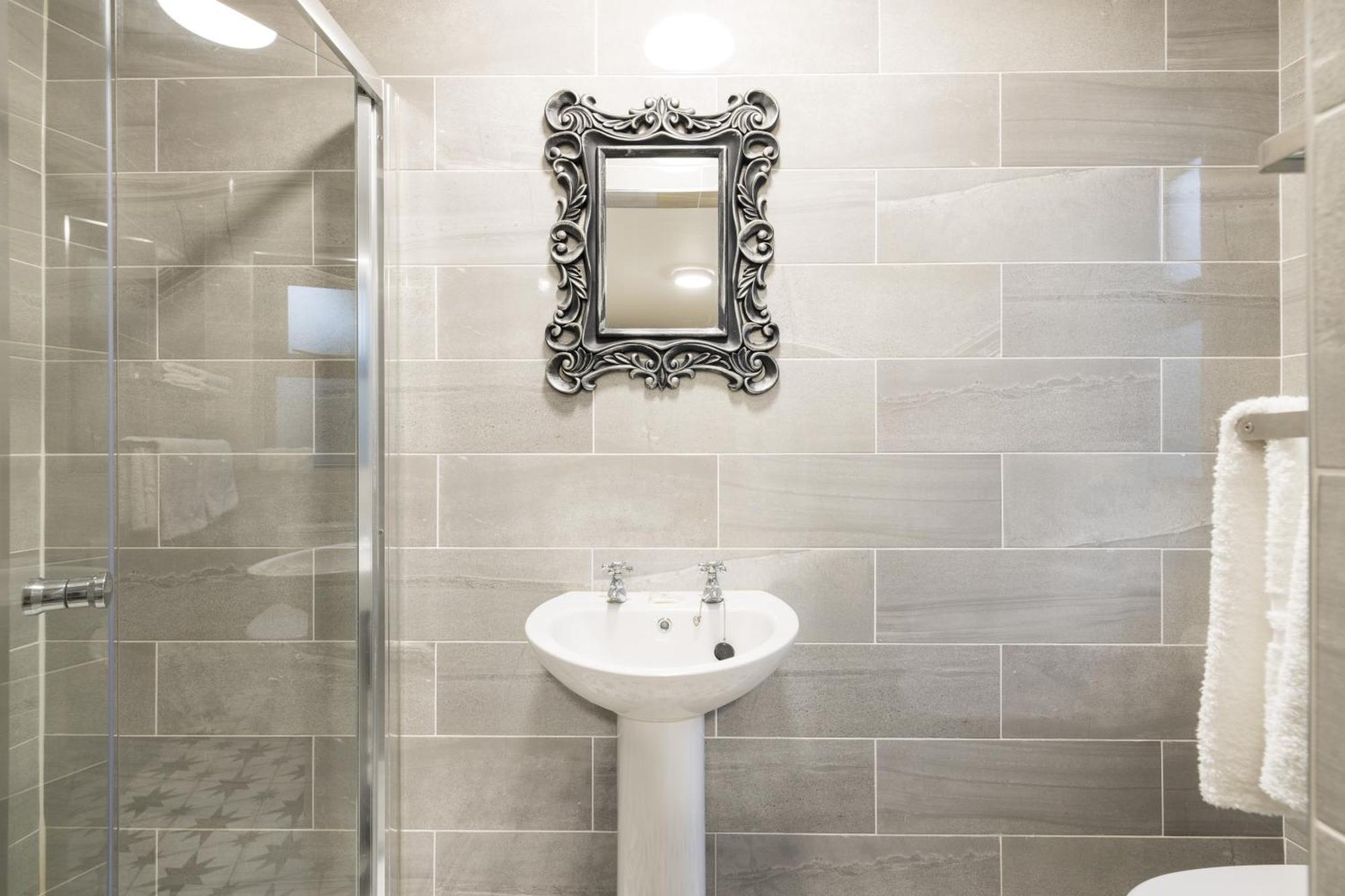 Ewings Bar & Self-catering 2*